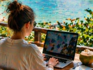 Workation Là Gì? Xu Hướng Du Lịch Kết Hợp Làm Việc